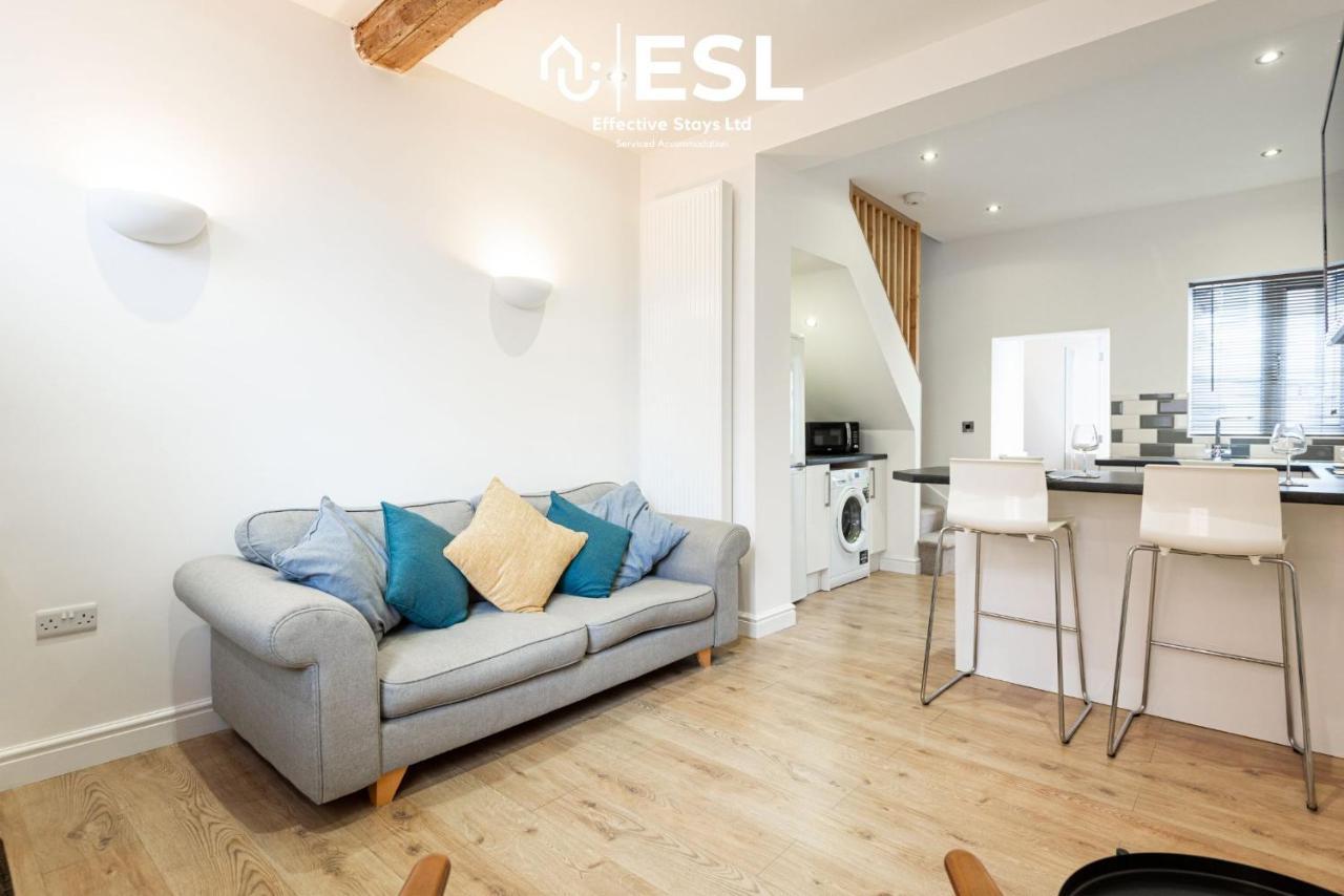 2 Bedroom Terrace Cottage, Parking, 5 Minutes Drive To Royal Shrewsbury Hospital エクステリア 写真