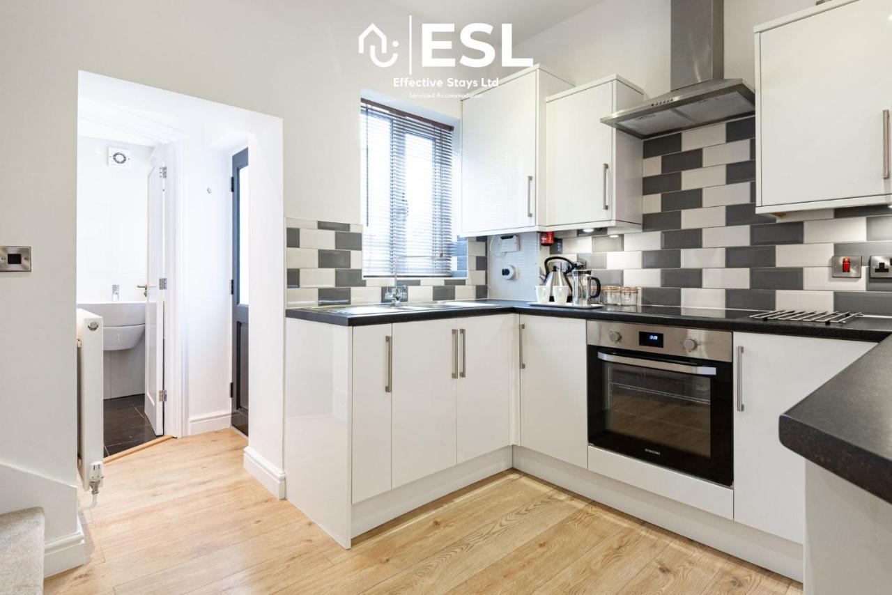 2 Bedroom Terrace Cottage, Parking, 5 Minutes Drive To Royal Shrewsbury Hospital エクステリア 写真