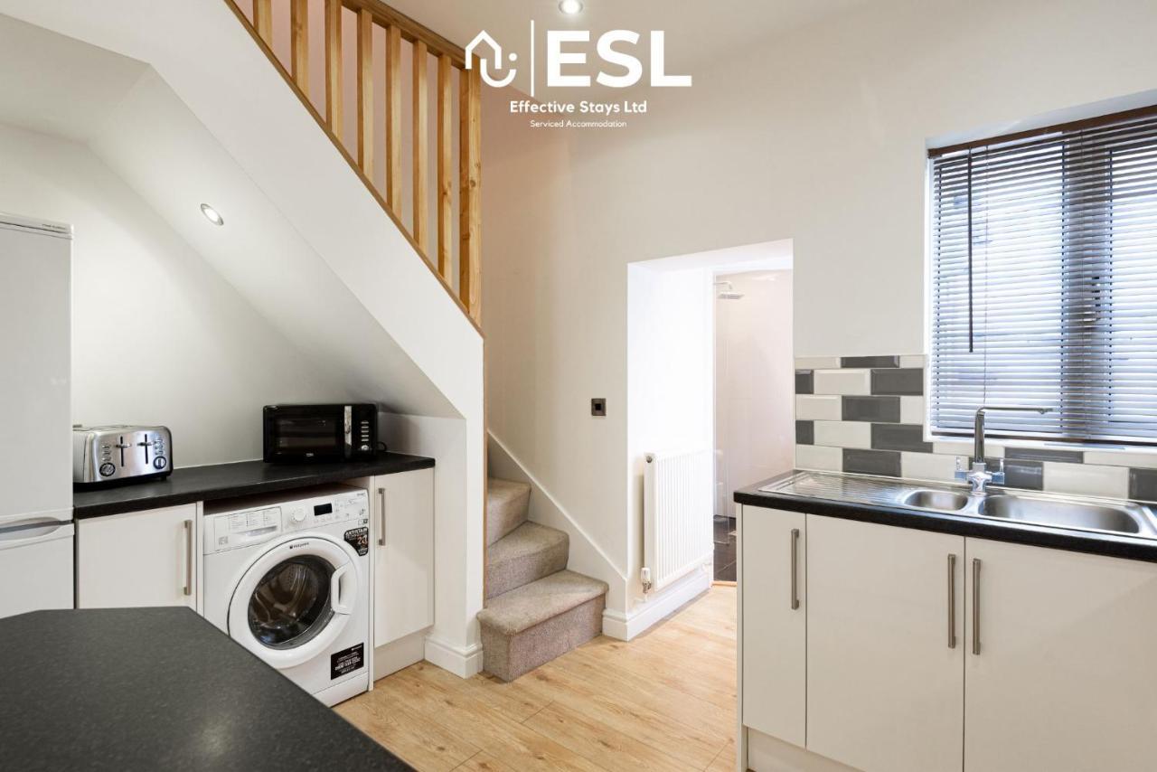 2 Bedroom Terrace Cottage, Parking, 5 Minutes Drive To Royal Shrewsbury Hospital エクステリア 写真